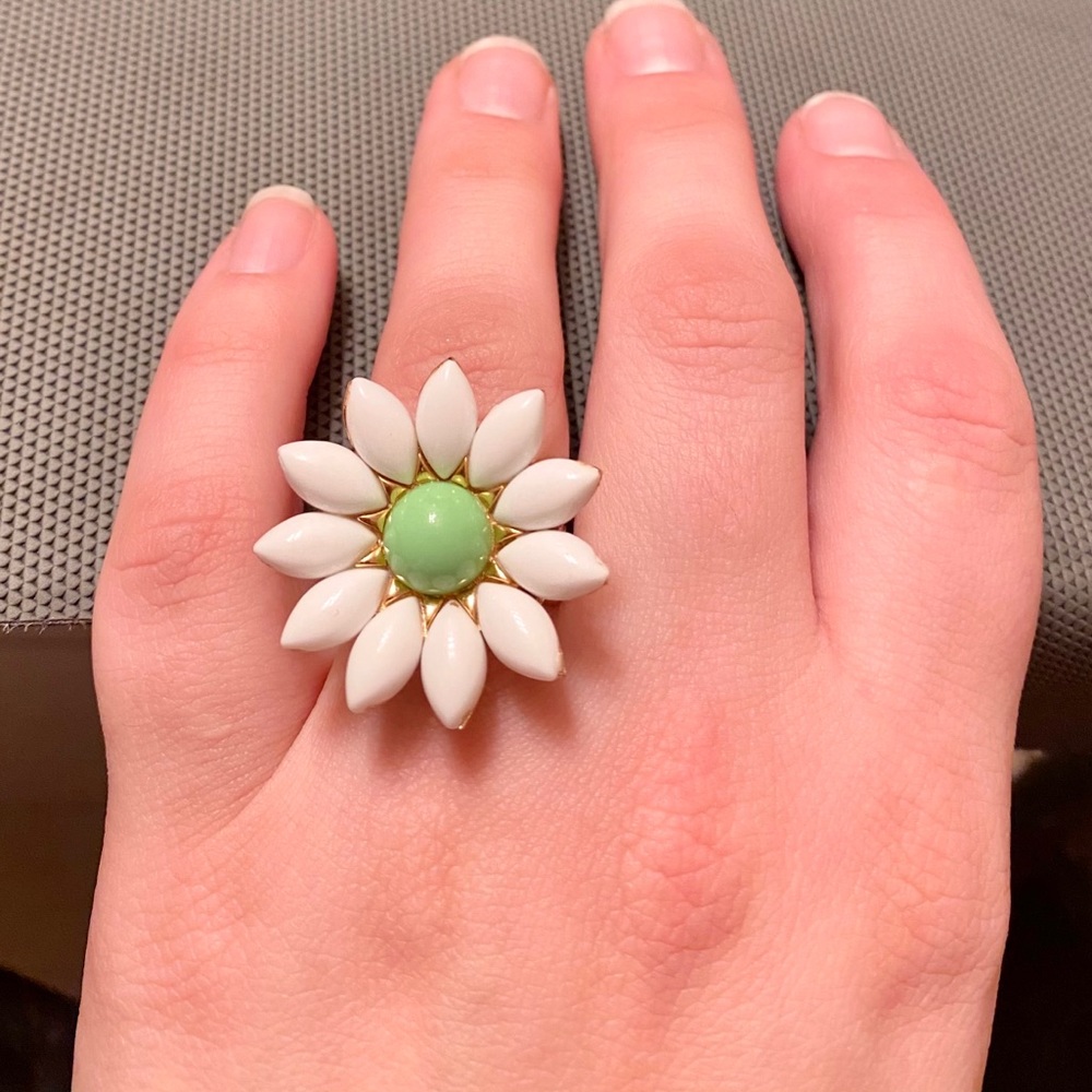 Vintage Boutique Daisy Ring